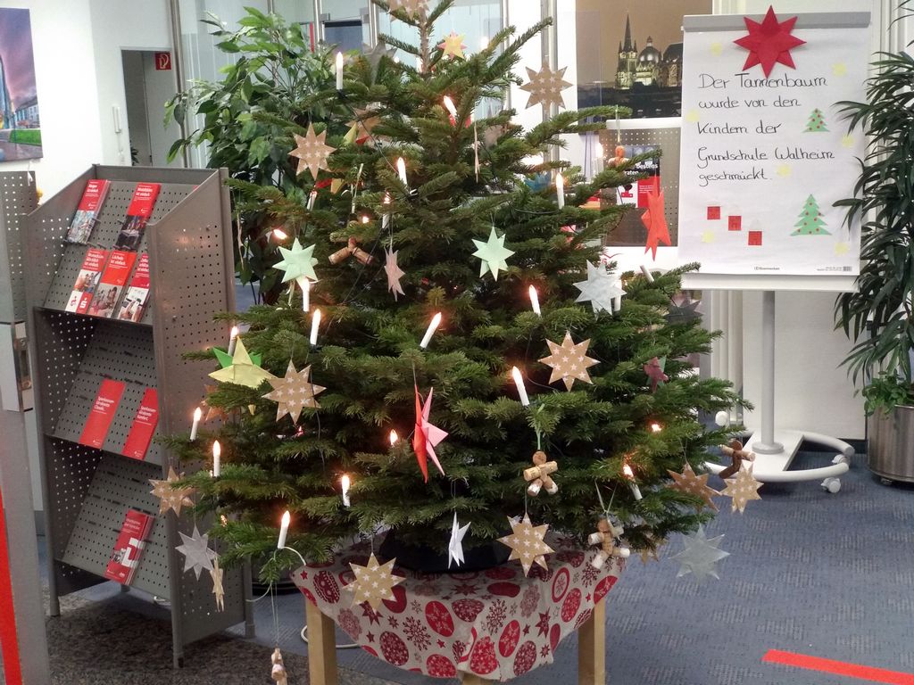 Weihnachtsbaum der Sparkasse Aachen (Filiale Walheim)