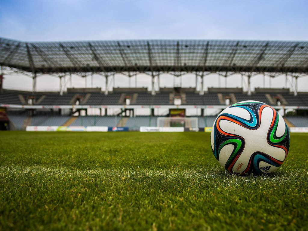 Fußball liegt auf dem Rasen in einem Stadion